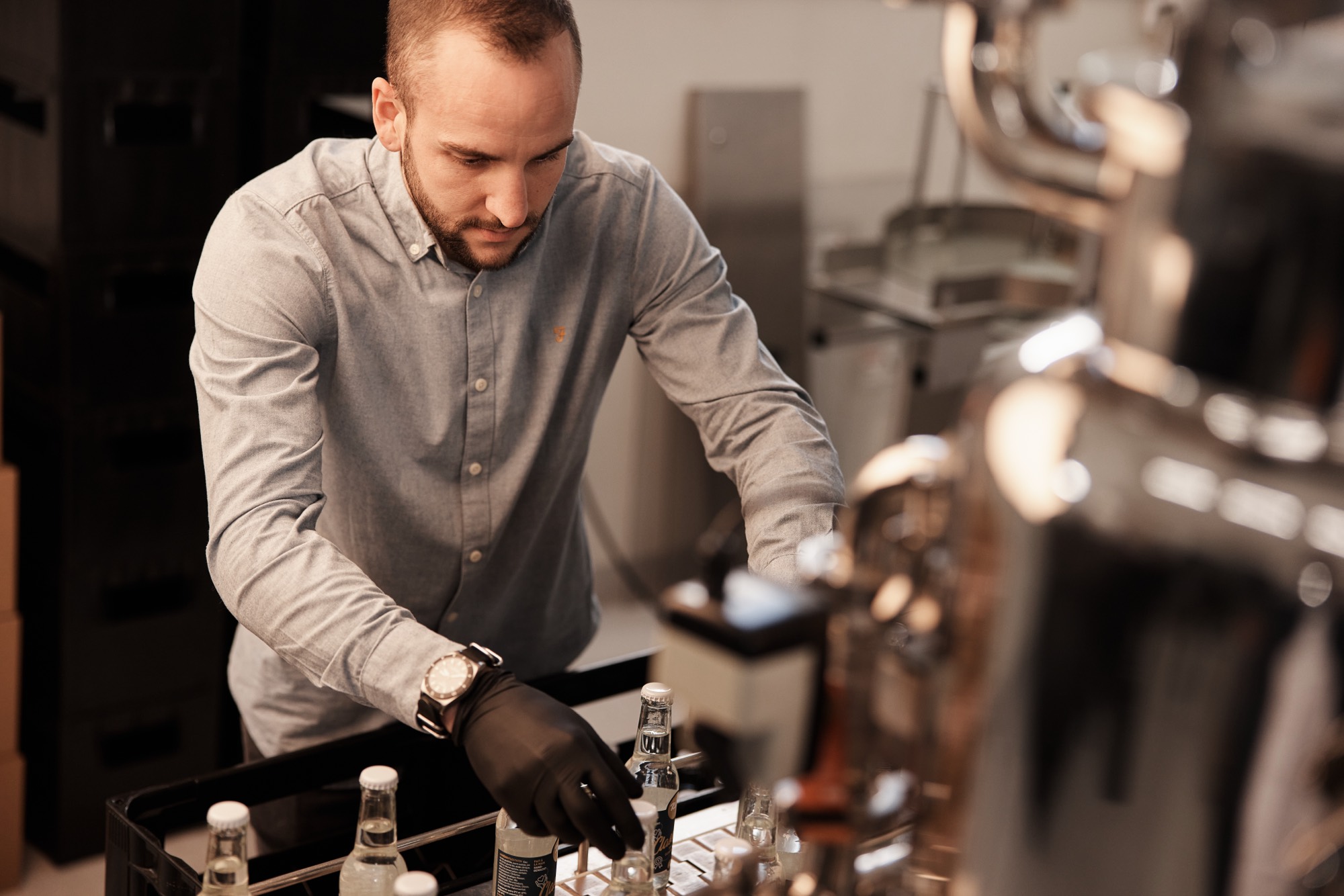 Mise en bouteille dans l’atelier Kobiji, canton de Neuchâtel